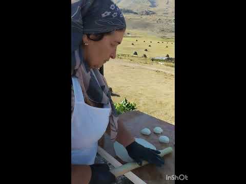 Видео: Традиционные балкарские хычины на углях. Печет Марина.     #безенги #горы #travel #кавказ #природа