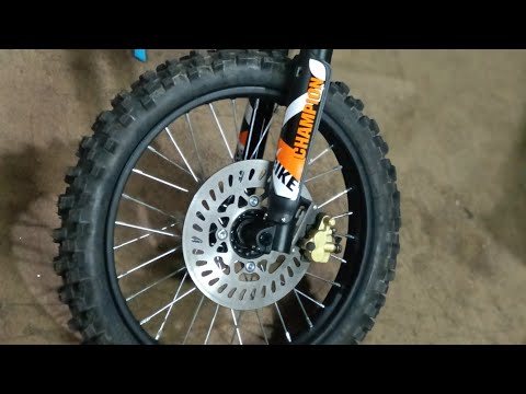 Видео: Установка мото колёса и тормозного суппорта на велосипедную вилку.