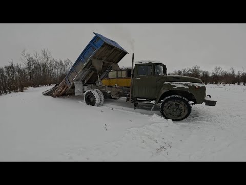 Видео: ЗиЛ-130 работает на доставке пиломатериала на ледовую переправу!