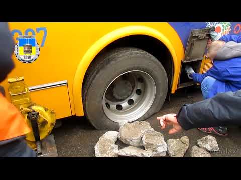 Видео: Черкаський тролейбус- Застряг у ямі, БКМ 321 №387 02.10.2018 / Cherkasy trolleybus- Stuck BKM 321