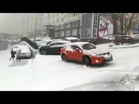Видео: Первый снег или день жестянщика Ноябрь 2017 (ДТП во Владивостоке, подборка)