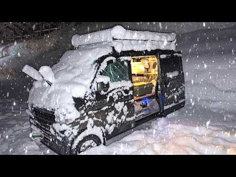 Видео: Жизнь в фургоне: Выживание в тёплом минивэне во время сильного снегопада