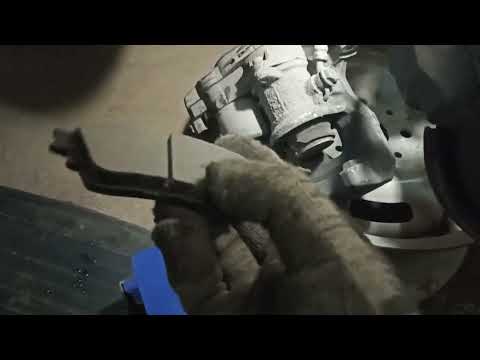 Видео: замена задних колодок с электроручником Mitsubishi Outlander, замена пыльника заднего суппорта