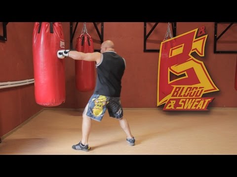 Видео: Отработка на боксерском мешке строенных комбинаций.Техника бокса. Игорь Смольянов.