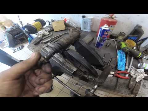 Видео: Mazda CX-7 замена задней ступицы и обслуживание тормозов.