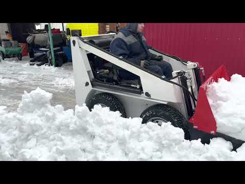 Видео: Бортоповоротный мини погрузчик