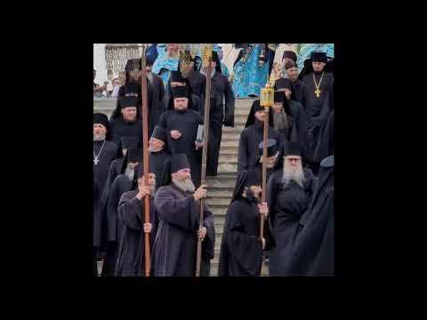 Видео: "Держи голову низко, а Душу к Богу близко ". (Кадры из  Почаева). Исполнитель не известен пока..