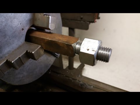 Видео: Как точить и нарезать квадратный стержень на 3 кулачках