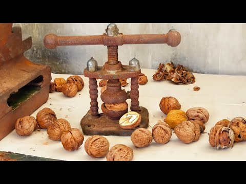 Видео: Реставрация антикварного пресса для орехов - старинный кухонный инструмент