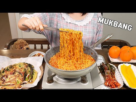 Видео: Готовим Мукбанг :)Карбо Булдак Обжаренная лапша, кимчи с зеленым луком, блины с кальмарами.