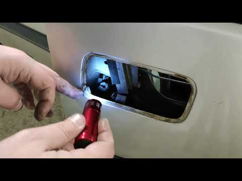 Видео: Випуск #9. Як зняти (замінити) дверну ручку та серцевину замка на Opel Omega A.