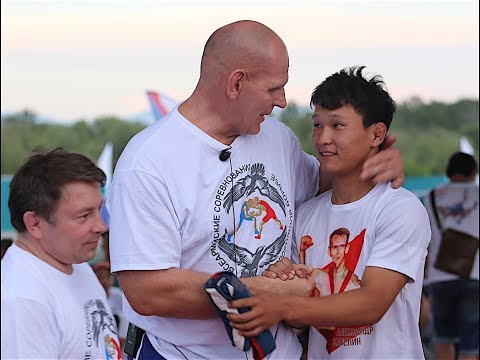 Видео: Ходить на плечах (мастер-класс от Александра Карелина)