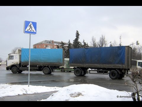 Видео: Разворот фуры в узком месте. Водитель мастер!