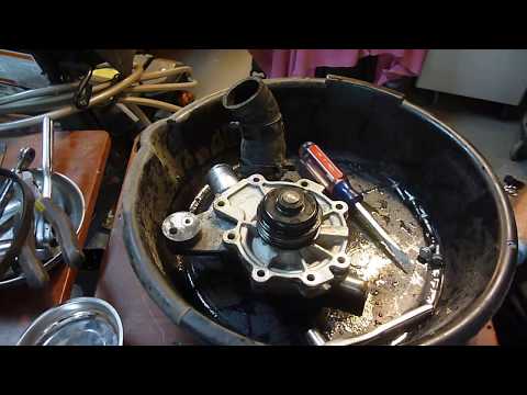 Видео: Замена водяного насоса Ford Escape и слив радиатора