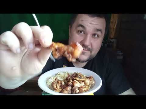 Видео: Обжор - куриные шкурки с макаронами