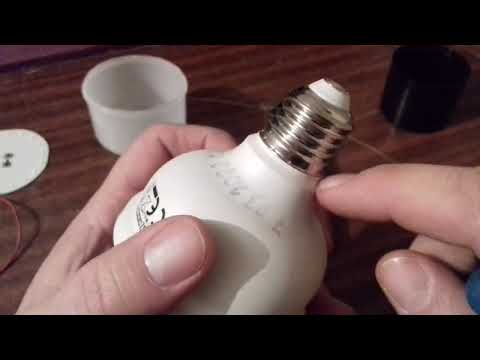 Видео: Мигает шалунья. Ну я и повёлся. Сел делать ремонт этой светодиодной лампы - экономки.