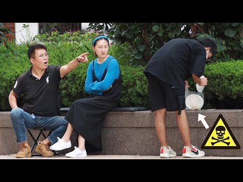 Видео: Когда прохожие видят как кто-то хочет отравить собаку, что они будут делать?