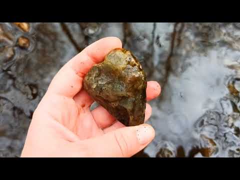 Видео: Поиск камней в реках и ручьях Москвы-2 Сбор самоцветов. Халцедон? Измайловский парк, река Серебрянка