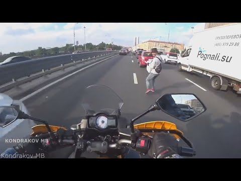 Видео: Безумные мото ситуации январь 2022.ДТП