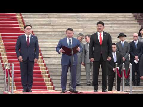 Видео: Төрийн далбааны өдөрт зориулсан цэргийн ёслолын жагсаалын нээлтэд оролцож, үг хэллээ