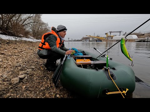 Видео: Купил лодку ПВХ и сразу на реку. Первый раз на рыбалке с лодки. Обзор ПВХ лодки Prima Virage 240.