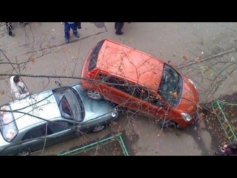 Видео: Курица, ну кто ж так паркуется! Женщина за рулем богиня - пассажиры молятся, пешеходы крестятся!