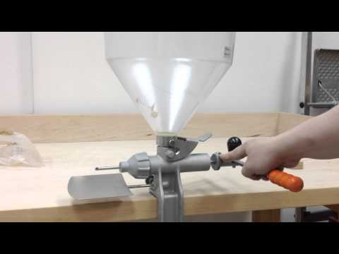 Видео: Ручной дозатор начинки