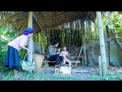 Видео: Добрая 75-летняя женщина тихо помогает бездомной матери и ребенку.