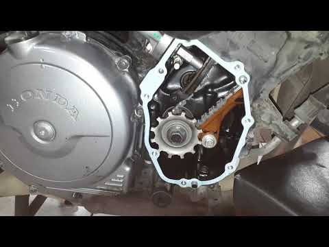 Видео: Honda CBR1100XX - Замена цепи ГРМ, установка теплых ручек и подготовка к сезону