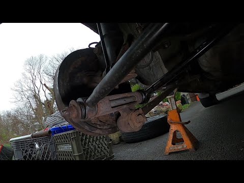 Видео: Замена переднего заднего рычага (поперечной тяги) на Toyota Camry 1996 года выпуска