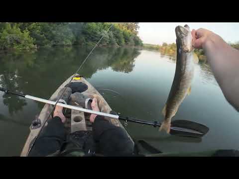 Видео: Риболов с каяк по река Марица-излезнаха не лоши риби.