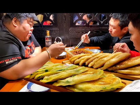 Видео: Приехали в Уи, чтобы найти хорошего друга на ужин. Трое человек ели 20 пирогов!