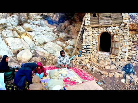 Видео: Помощь Mountain Man продолжается: Али помогает бедной семье расширить приют