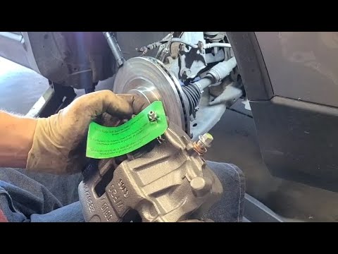 Видео: Замена и прокачка переднего тормозного суппорта Mazda CX-9 2011 года