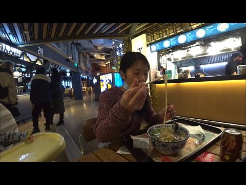 Видео: Первый раз пришли в фудмолл Депо, Юле очень понравилось. Гуляем по Москве