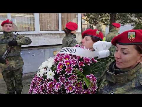 Видео: Поднасяне на венци и цветя пред паметната плоча на Васил Караиванов