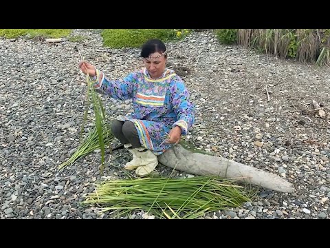 Видео: Лепхэ - традиционная ительменская корзина. Мастер - Лидия Кручинина.