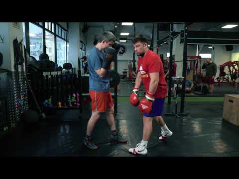 Видео: Почему нельзя принимать удары на глухую защиту?