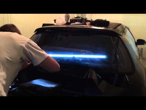 Видео: Фолиране на заден прозорец на Honda Civic