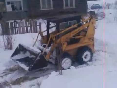 Видео: Расчистка снега минипогрузчиком МКСМ 800