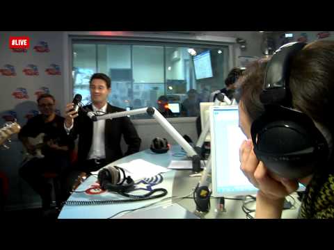 Видео: Антон Макарский - Tombe La Neige (Salvatore Adamo) LIVE @ Авторадио