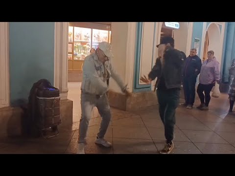 Видео: ПИТЕР 💖МАЙКЛ ТАНЦУЕТ С САШЕЙ ЦЫГАНОМ 🕺НА НЕВСКОМ ПРОСПЕКТЕ 💖