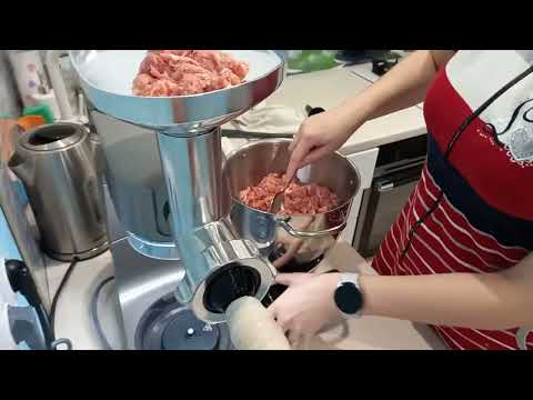 Видео: Домашние колбаски с помощью машины Kenwood Titanium Chef Patissier XL