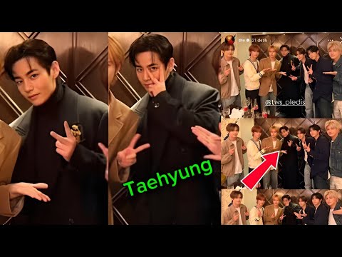 Видео: 1 минуту назад! Тэхён из BTS обнимает всех участников BTS и делает шокирующее заявление в Париже!