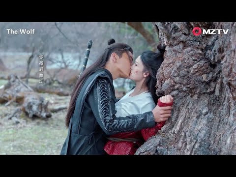 Видео: Он хотел защитить ее, но получил сопротивление. Он не мог не поцеловать ее крепко и раздеть ее