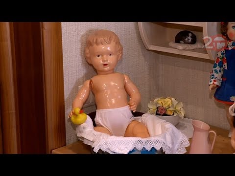 Видео: Мастерица из Уссурийска реставрирует советские куклы