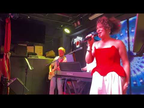 Видео: Анна Шалютина — Осень (кавер)