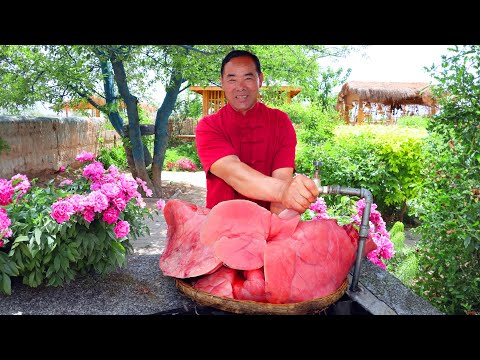 Видео: Цельный говяжий хаггис на гриле на железной пластине, пряный и жевательный, невозможно оторваться!