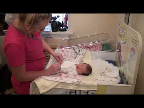 Видео: Выписка с роддома Дании 28 09 2014 54 см  3160 гр