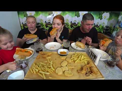 Видео: мукбанг домашние хот-доги, фри, наггетсы и креветки